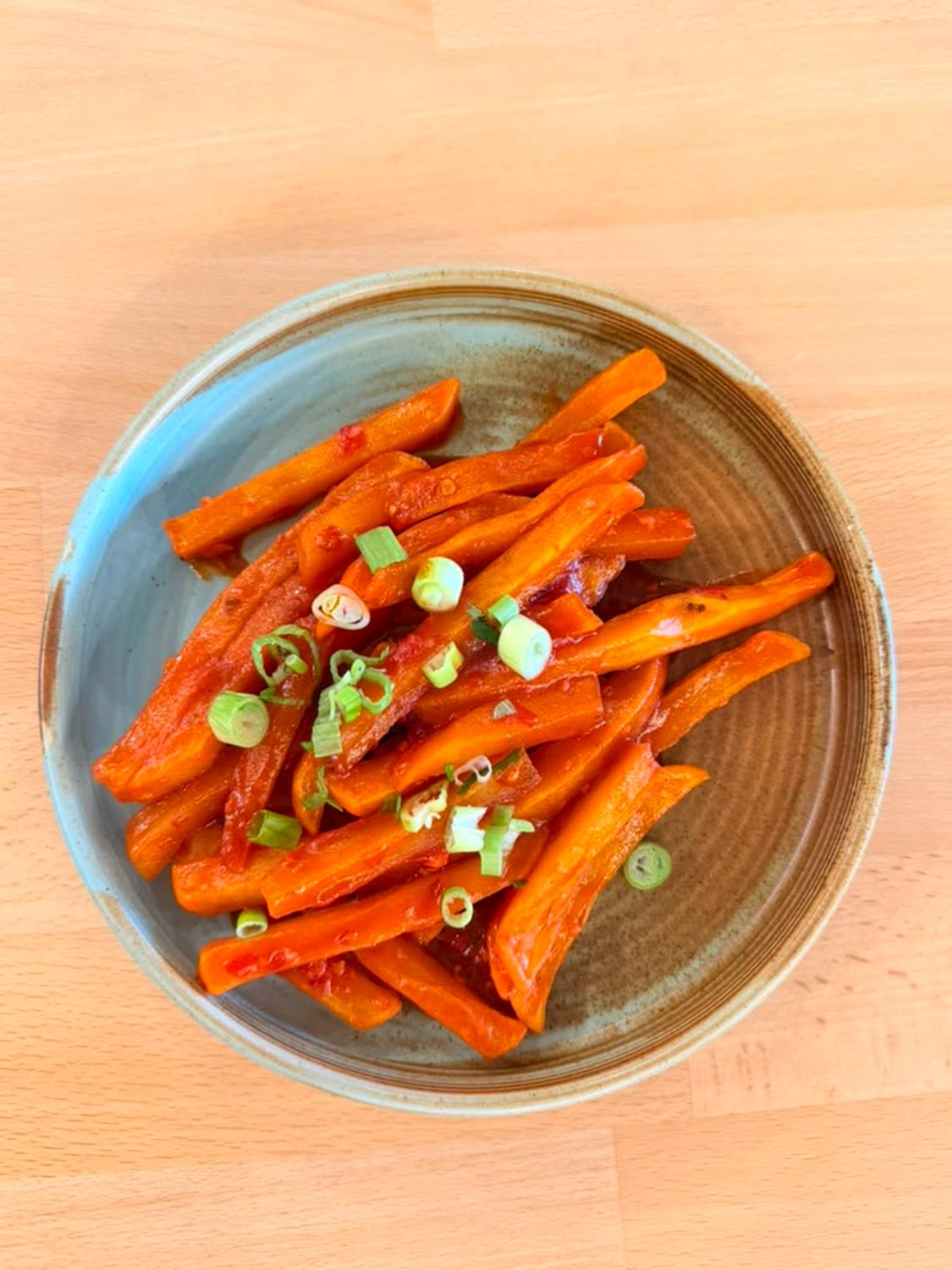 Spicy chili carrots with scallions